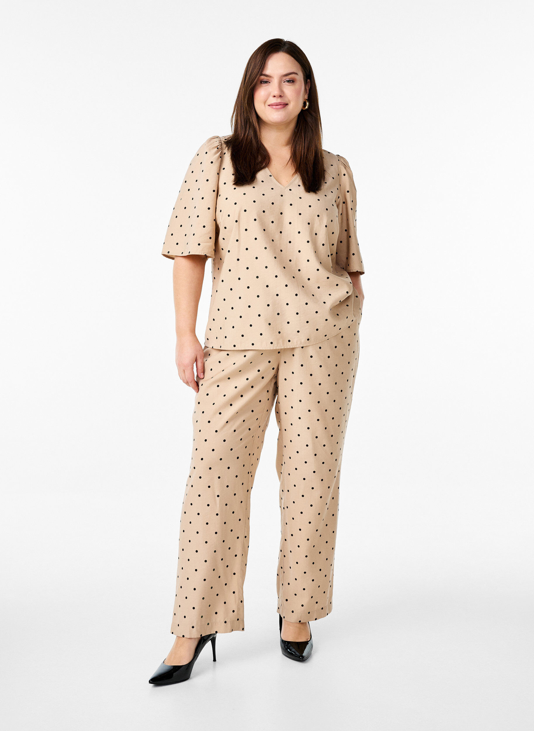 Zizzi Bluse med l&oslash;se &aelig;rmer og v-hals, Beige, Model image number 1