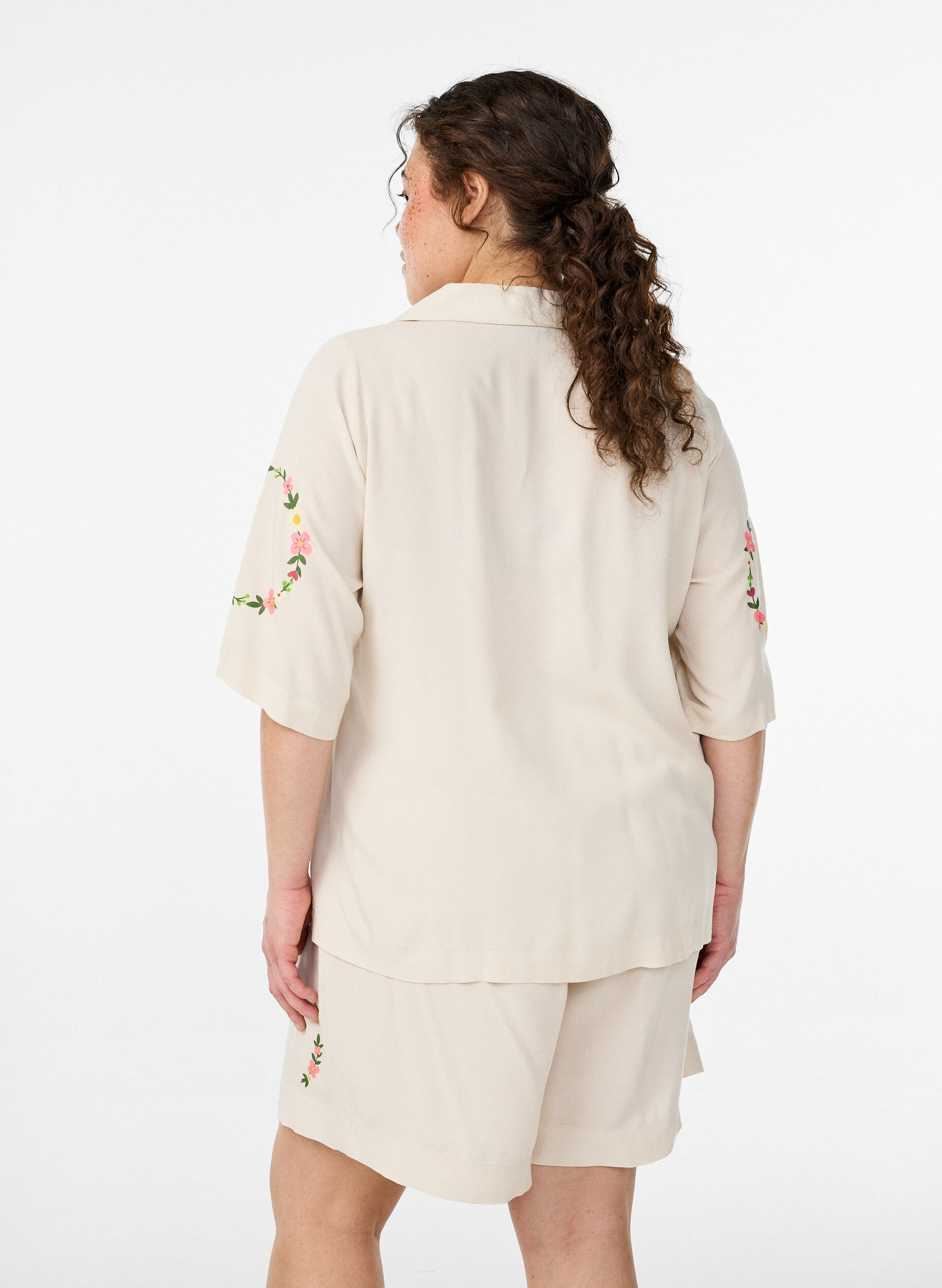 Zizzi Natbluse i viskose med bindelukning og blomsterprint, Beige, Model image number 2