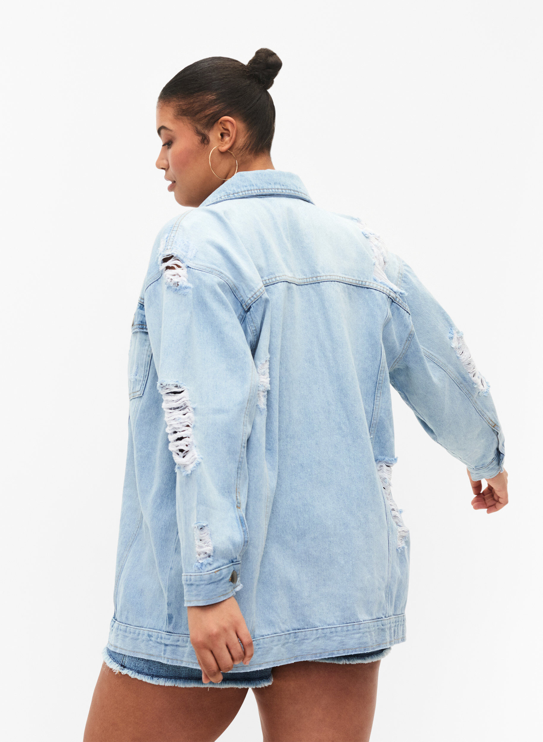 Zizzi L&oslash;stsiddende denimjakke med sliddetaljer, Light blue denim, Model image number 1