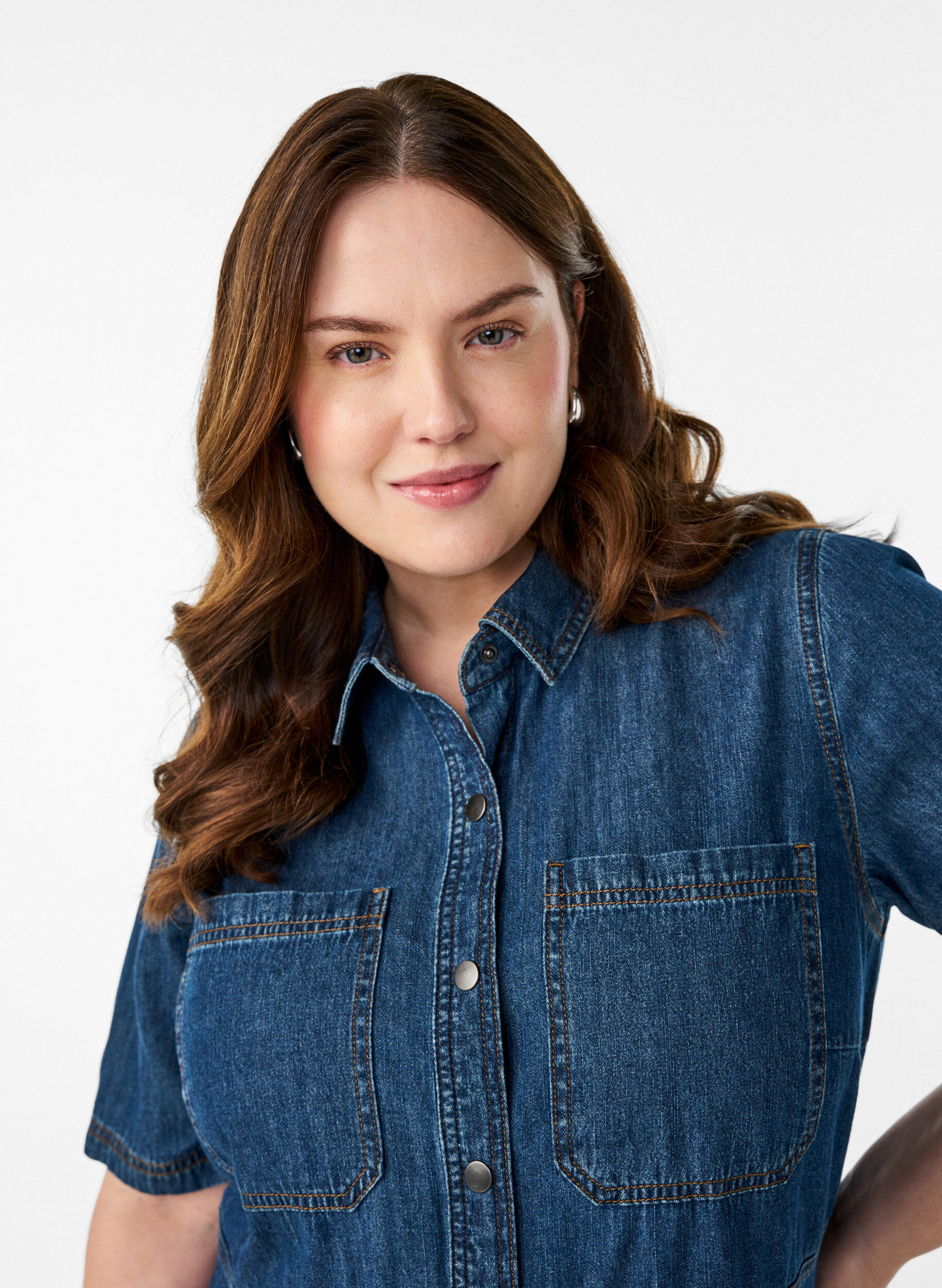 Zizzi Denim skjortekjole med korte &aelig;rmer , Bl&aring;, Model image number 2