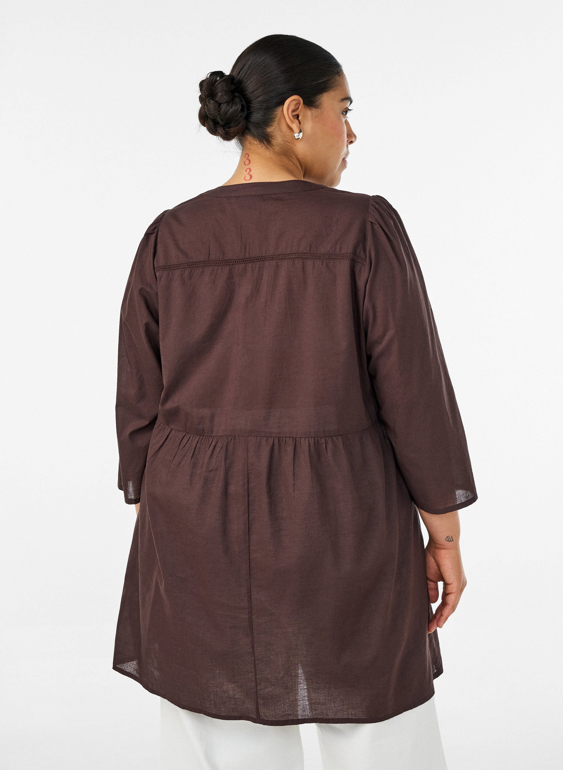 ZizziTunika i bomuld med V-udsk&aelig;ring og crochetb&aring;nd, Brun, Model image number 2