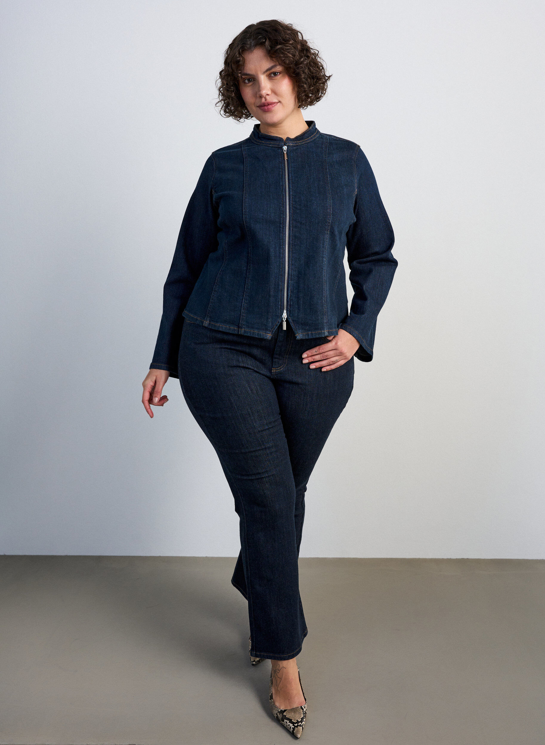 ZizziFigursyet denimjakke med lynl&aring;s, Bl&aring;, Model image number 1