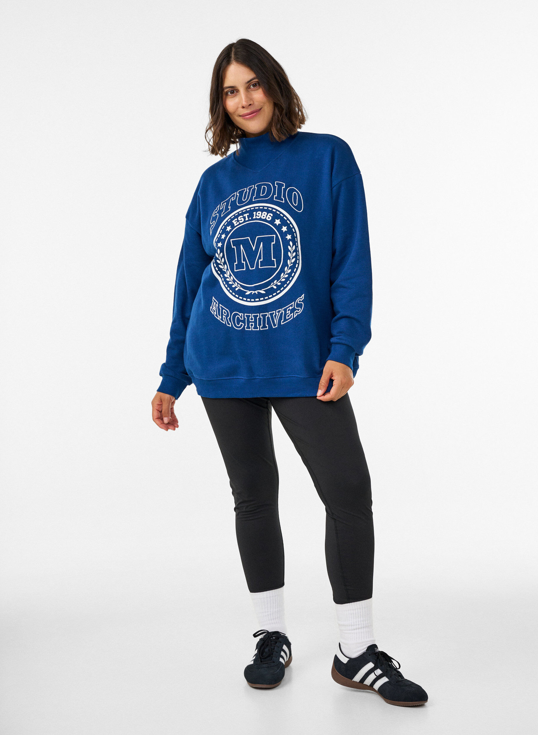 ZizziSweatshirt med h&oslash;j hals og sporty frontmotiv, Bl&aring;, Model image number 1