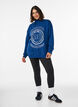 Sweatshirt med h&oslash;j hals og sporty frontmotiv, Bl&aring;, Model image number 1