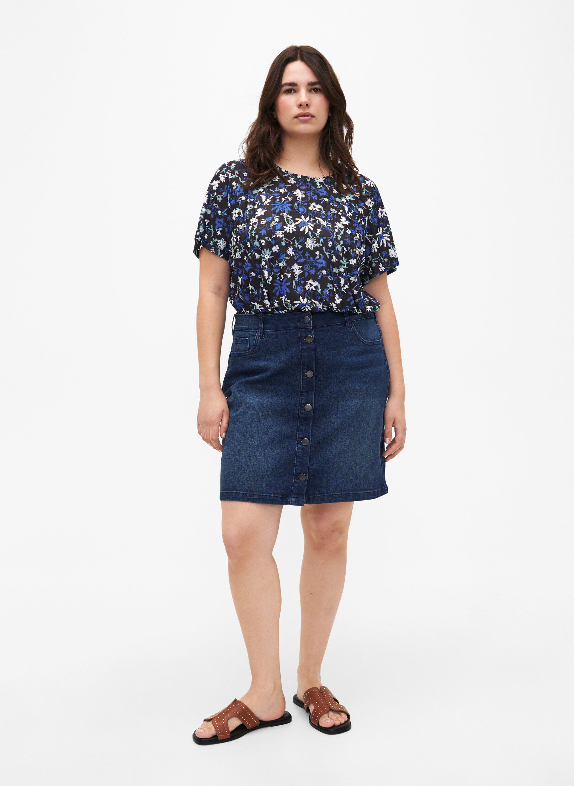 Zizzi FLASH - T-shirt med blomsterprint, Black Blue Green AOP, Model image number 2