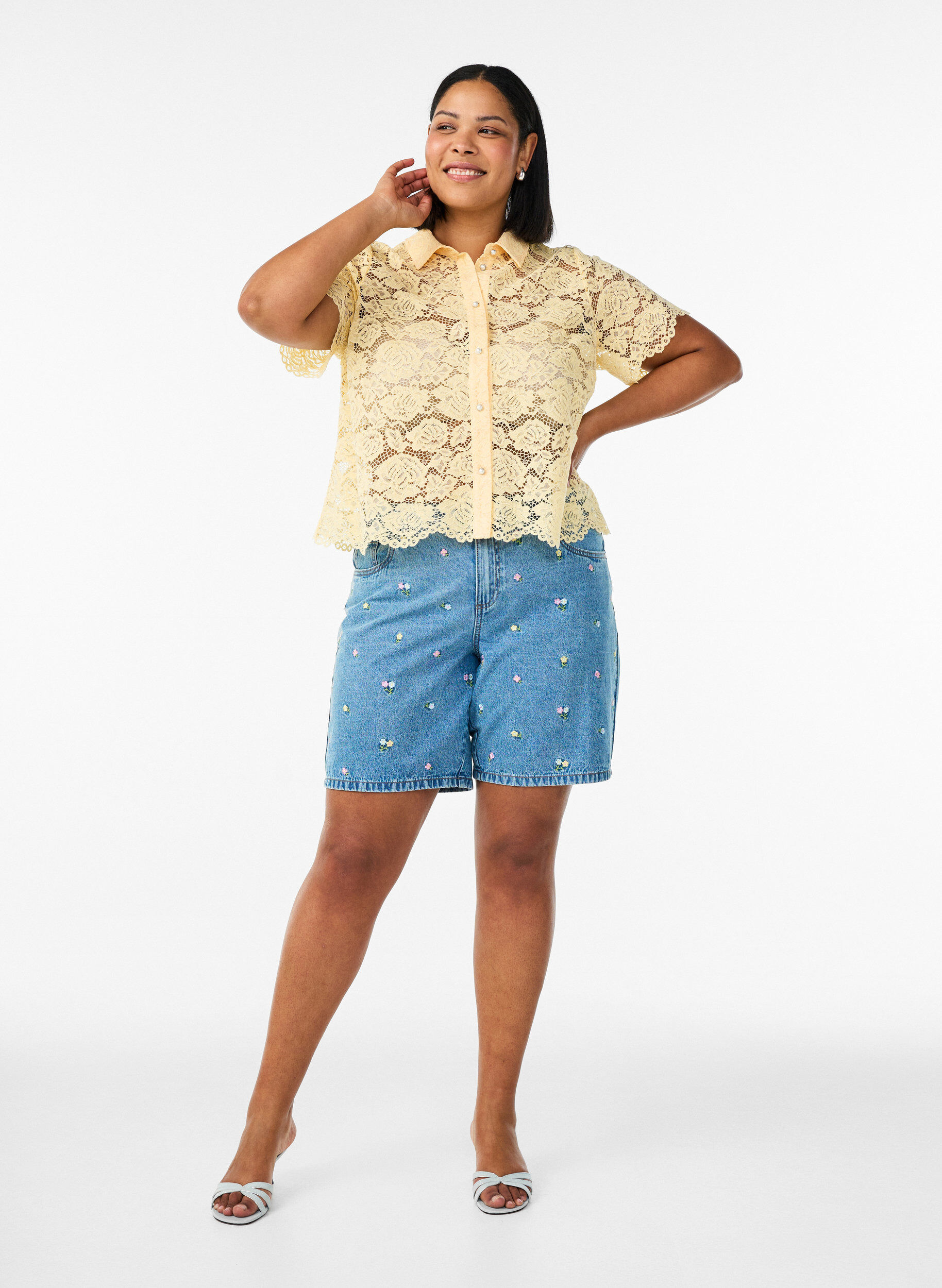 ZizziDenim shorts med broderede blomster, Bl&aring;, Model image number 1