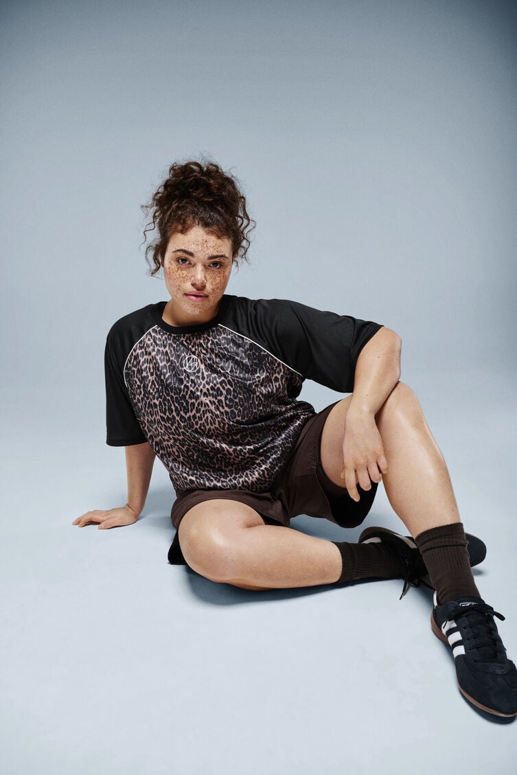 Tr&aelig;ningst-shirt med leopardprint, , Model