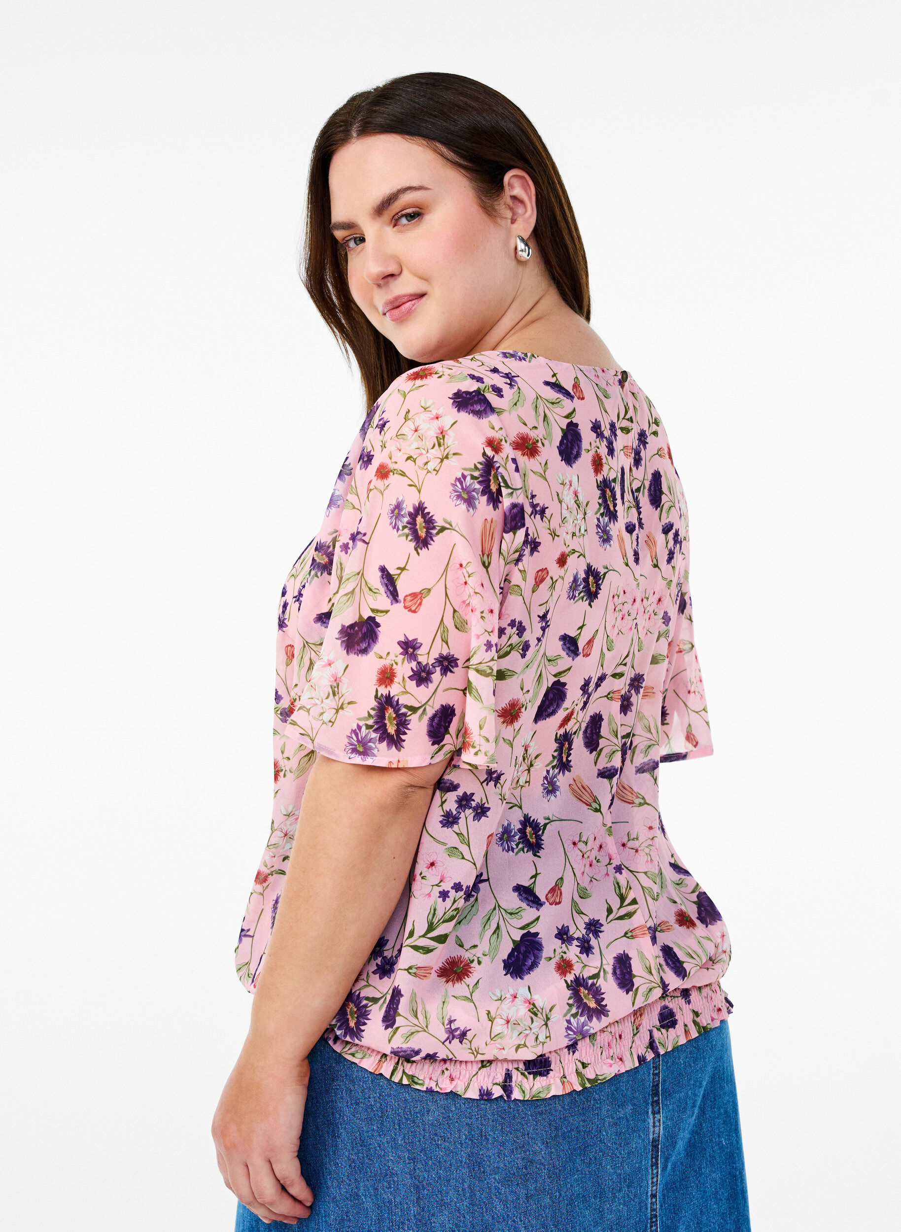 Zizzi Blomstret bluse med korte &aelig;rmer og smock, Lyser&oslash;d, Model image number 2