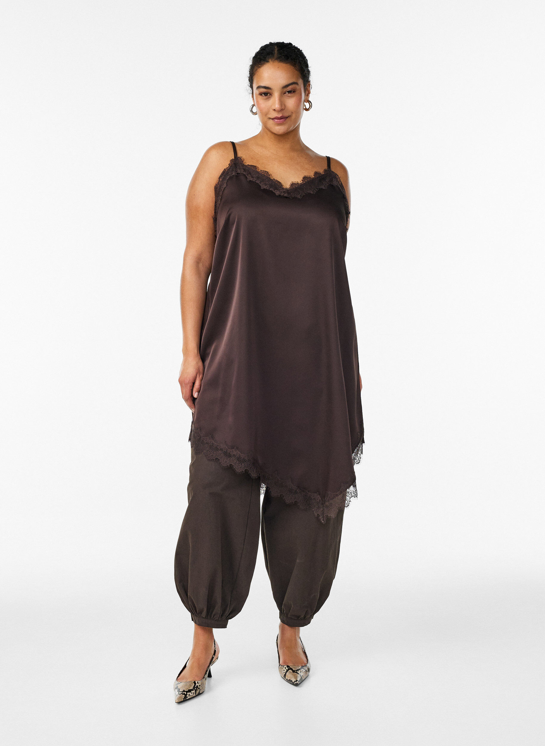 Zizzi Kjole i satinlook med blondekanter, Brun, Model image number 1