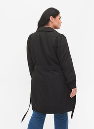 Trenchcoat med bælte og lommer, Black, Model