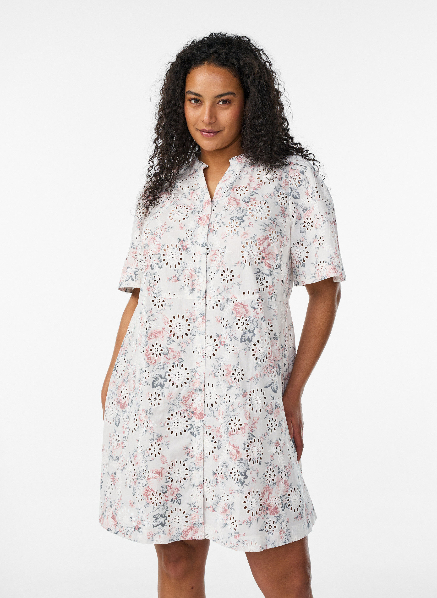 Kjole i bomuld med blomsterprint og broderie anglaise, Vanilla, Model