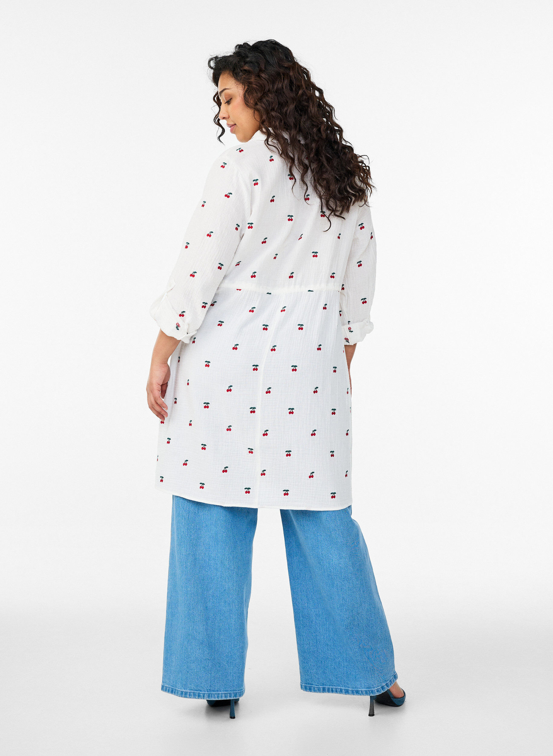 Zizzi Skjortekjole i bomuldsmusselin med broderede motiver, Vanilla, Model image number 2