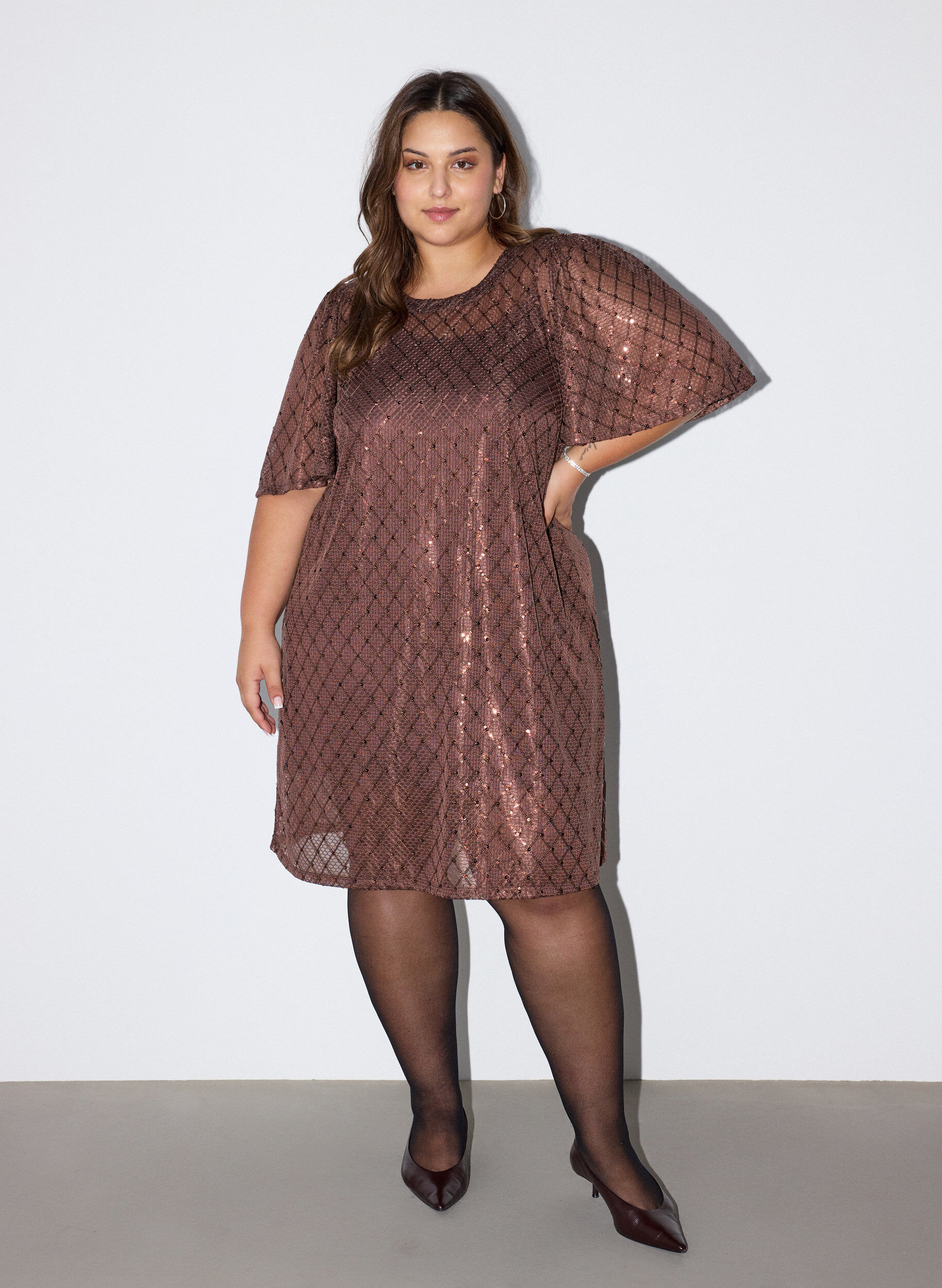 ZizziKort pailletkjole med diamantm&oslash;nster, Brun, Model image number 1