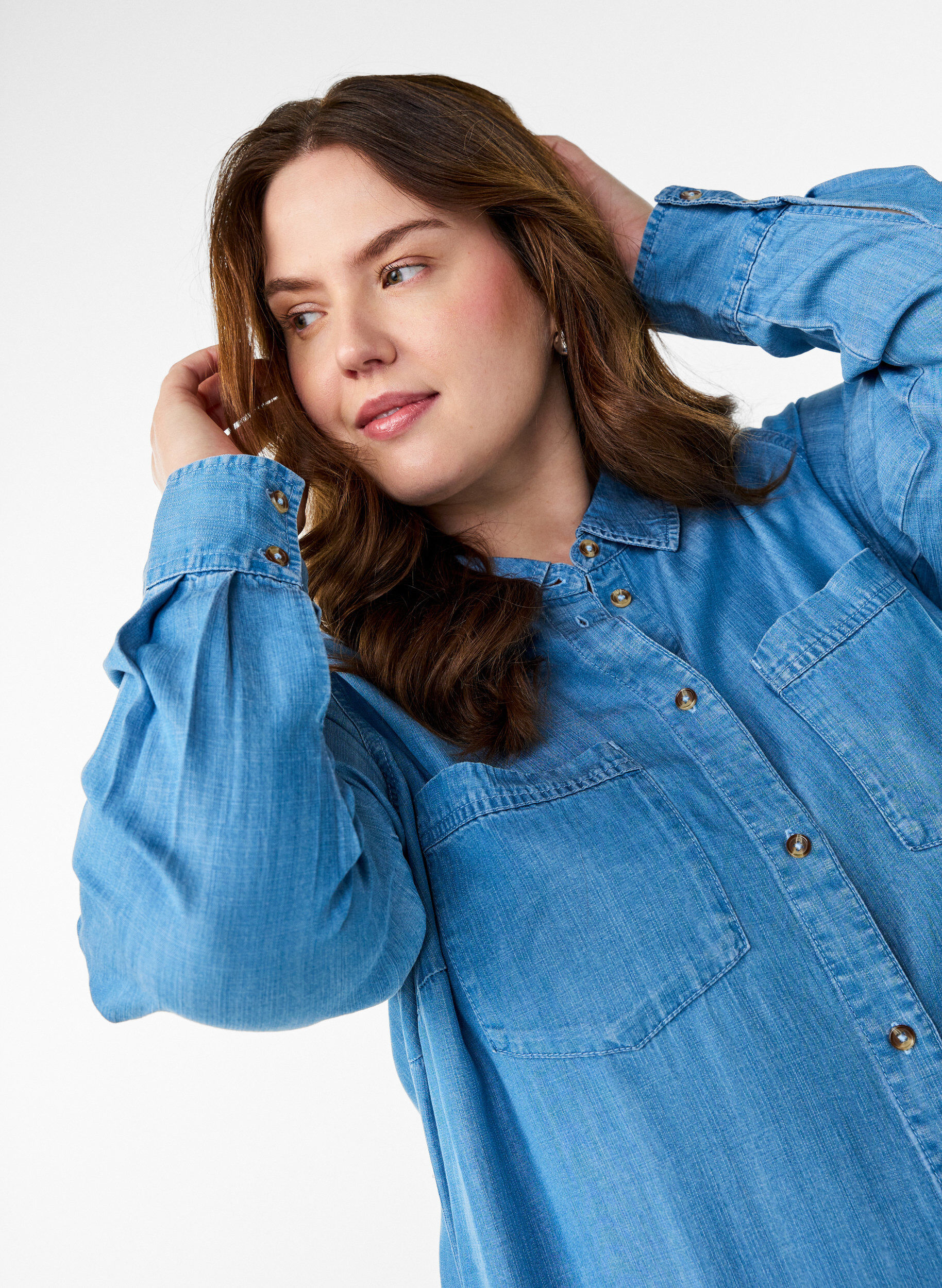 Zizzi Mellemlang skjortekjole i bl&oslash;d lyocell-denim, Bl&aring;, Model image number 2