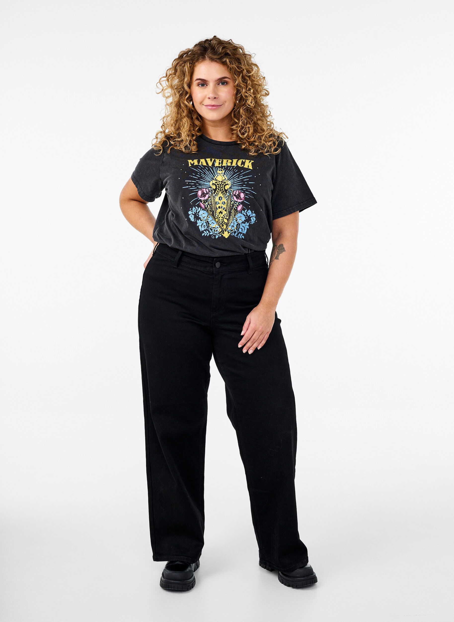 Zizzi T-shirt i &oslash;kologisk bomuld med grafisk print, Gr&aring;, Model image number 1