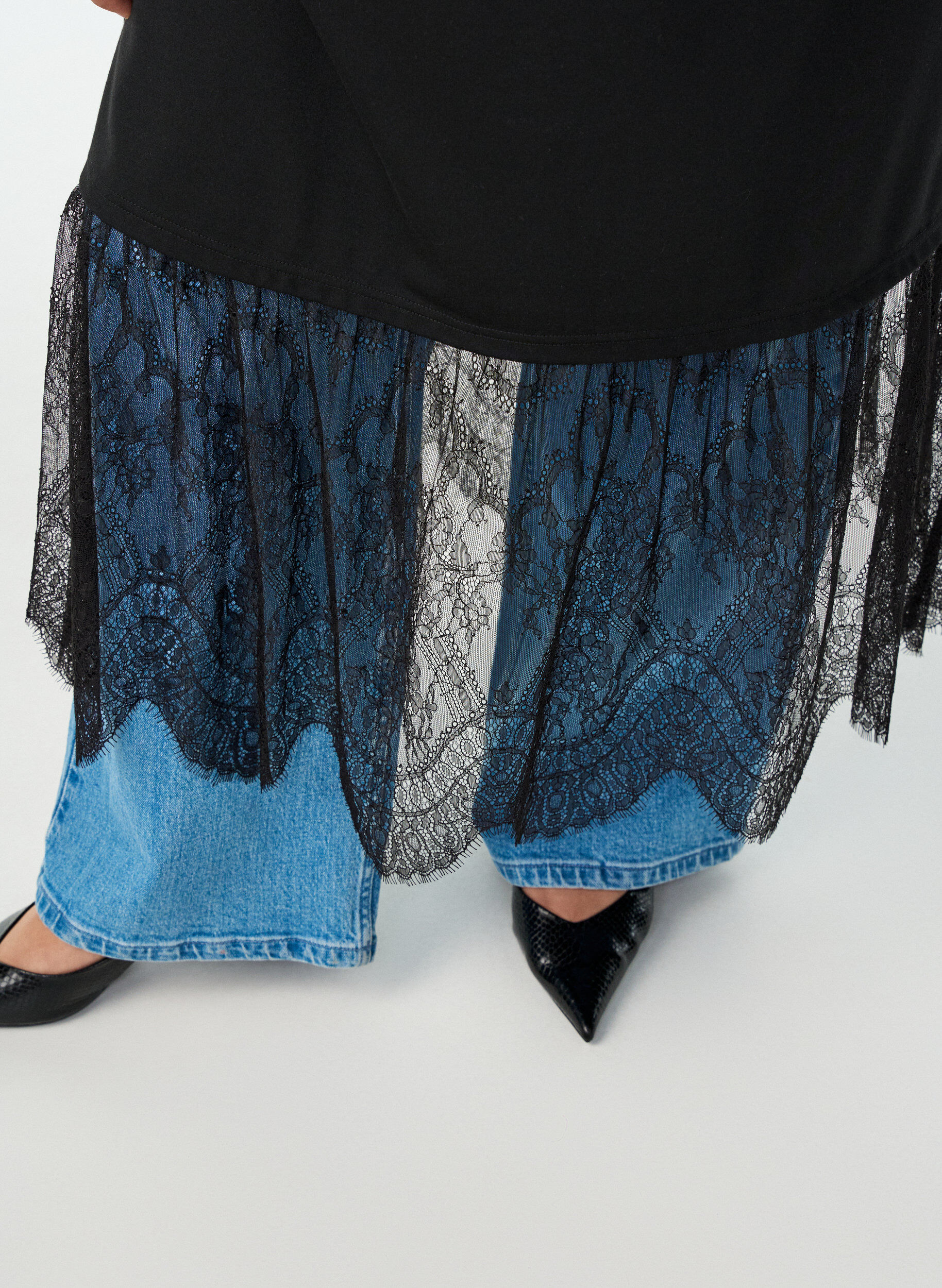 Zizzi T-shirt-kjole i jersey med blondelag, Sort, Model image number 2