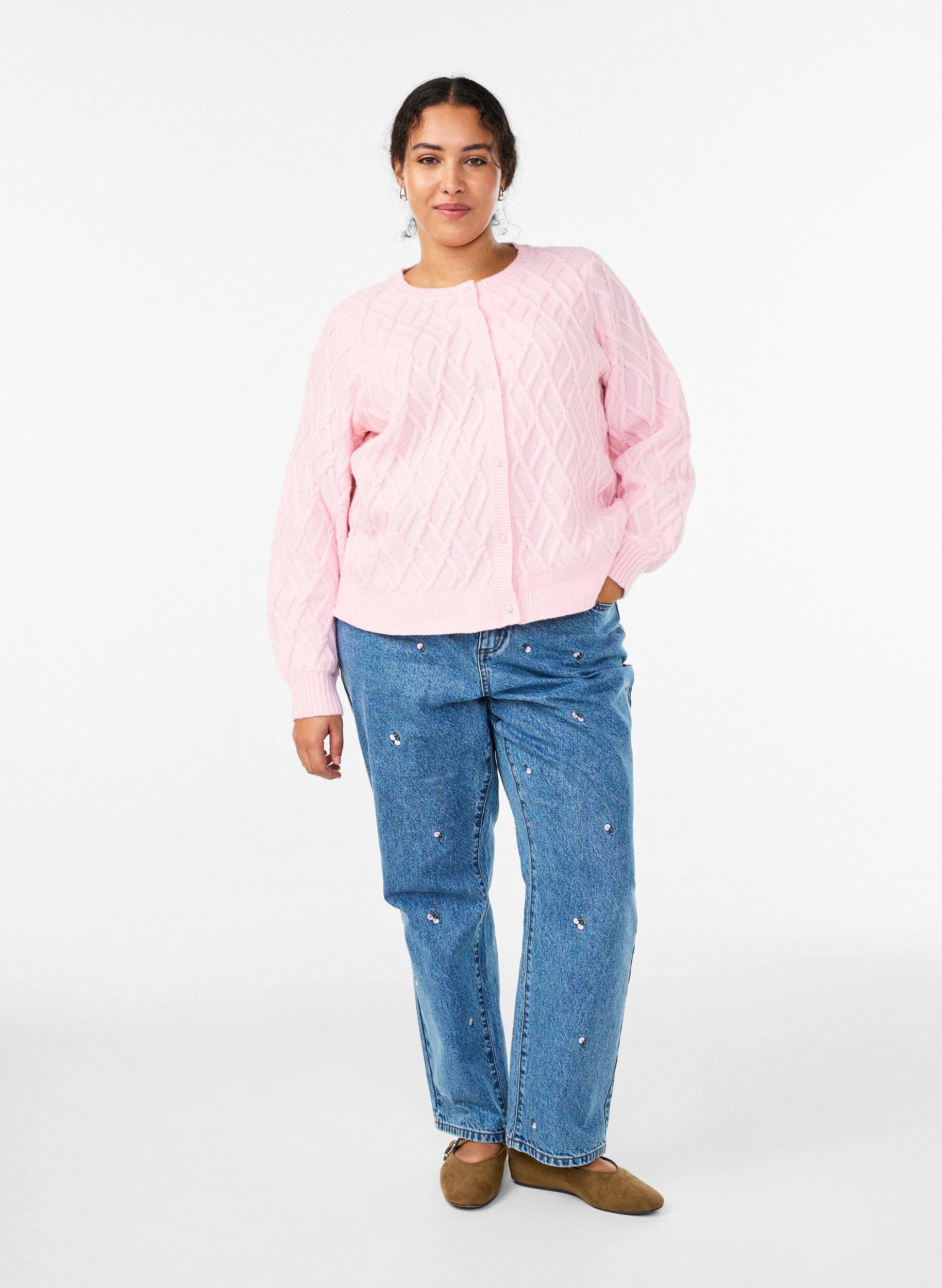 Zizzi Strikcardigan med perleknapper og kabelm&oslash;nster, Lyser&oslash;d, Model image number 1