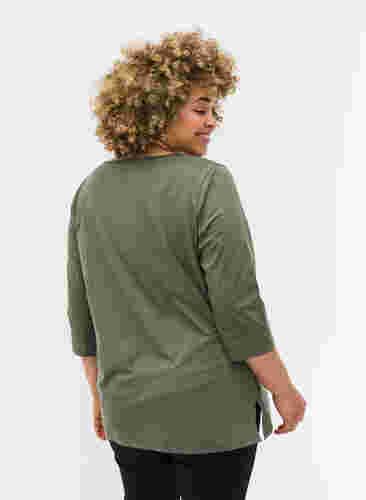 Ensfarvet bomulds bluse med 3/4 ærmer og slids, Thyme, Model image number 1