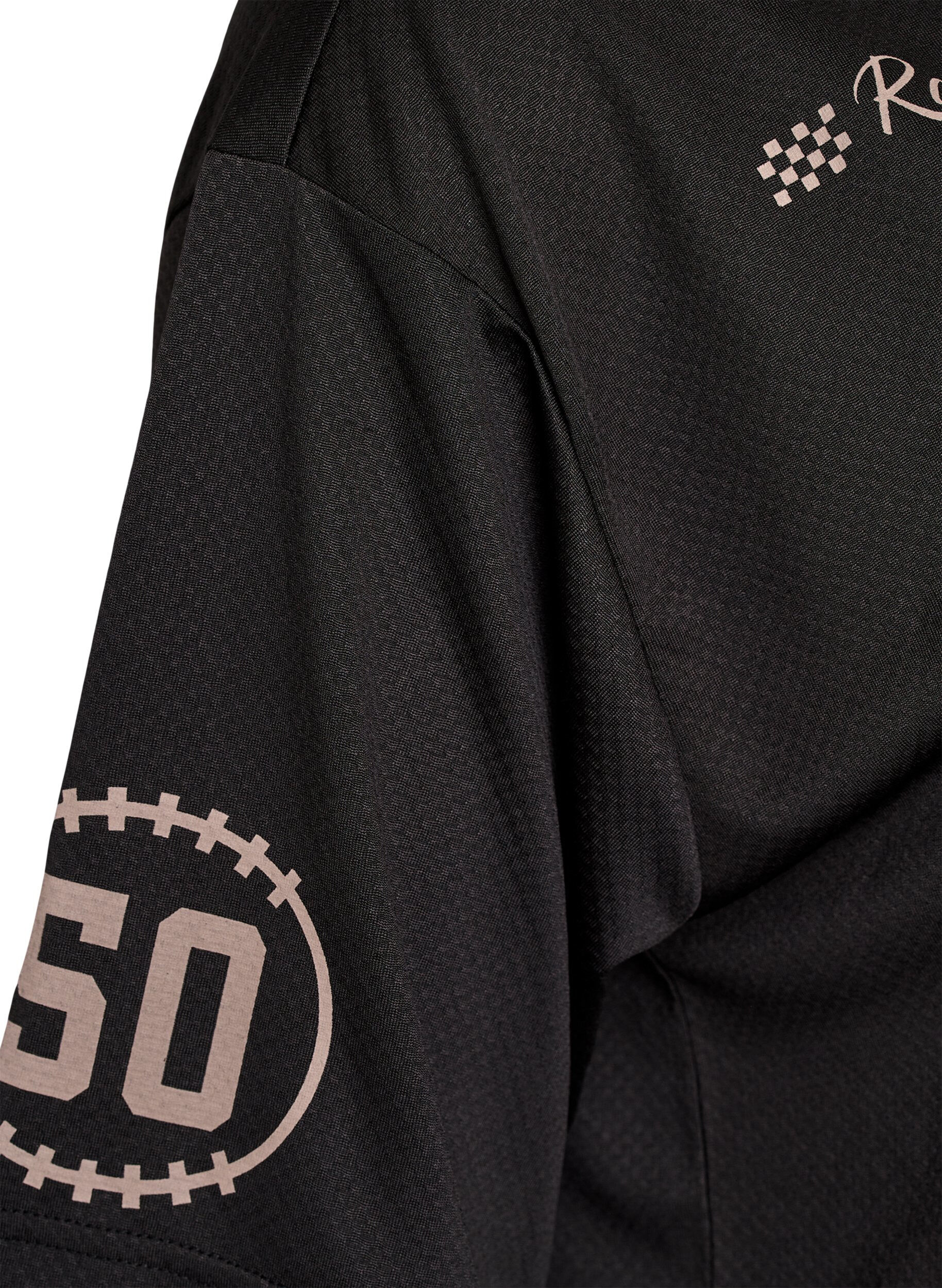 Zizzi Sporty T-shirt med V-udsk&aelig;ring og racingprint, Sort, Packshot image number 3