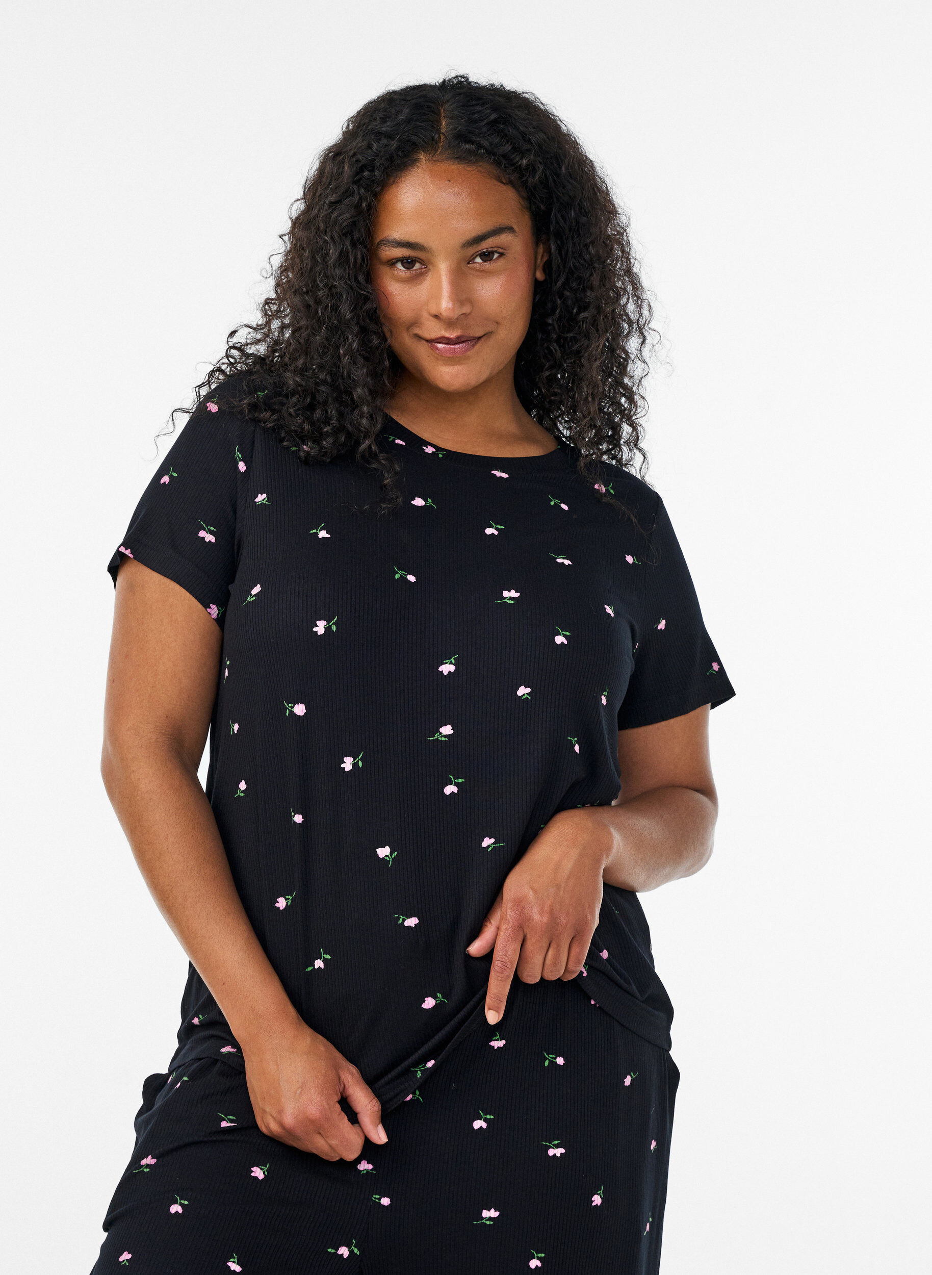 ZizziPyjamastop med blomsterprint og ribstruktur, Sort, Model image number 0