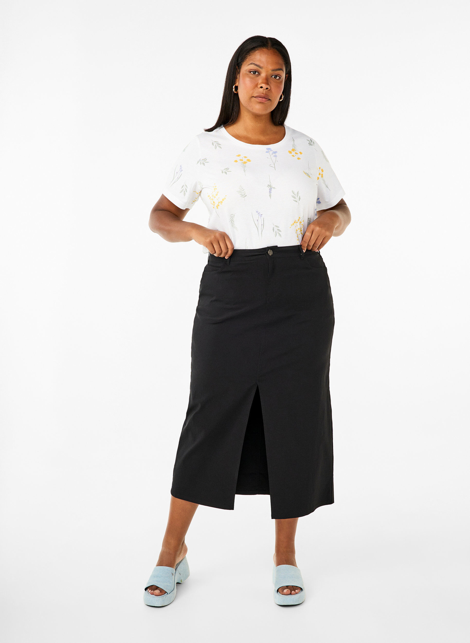 Zizzi T-shirt i &oslash;kologisk bomuld med blomsterprint, Bright W. AOP, Model image number 2