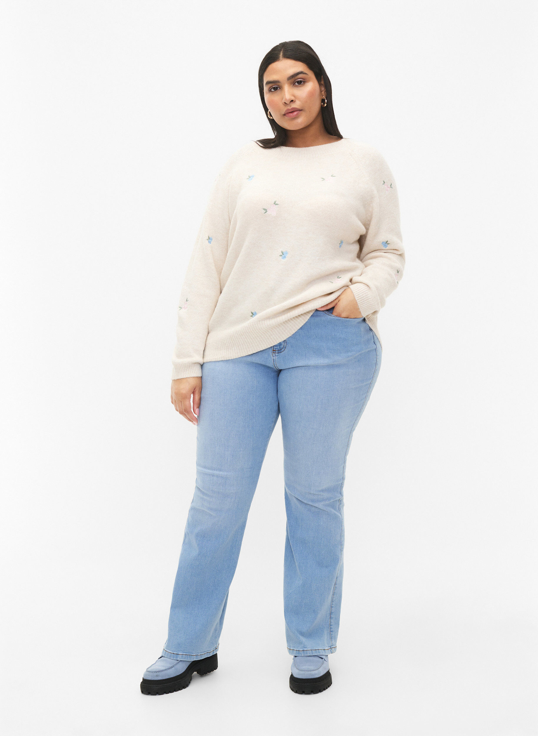 Zizzi Strikbluse med broderede blomster, Birch Comb, Model image number 2