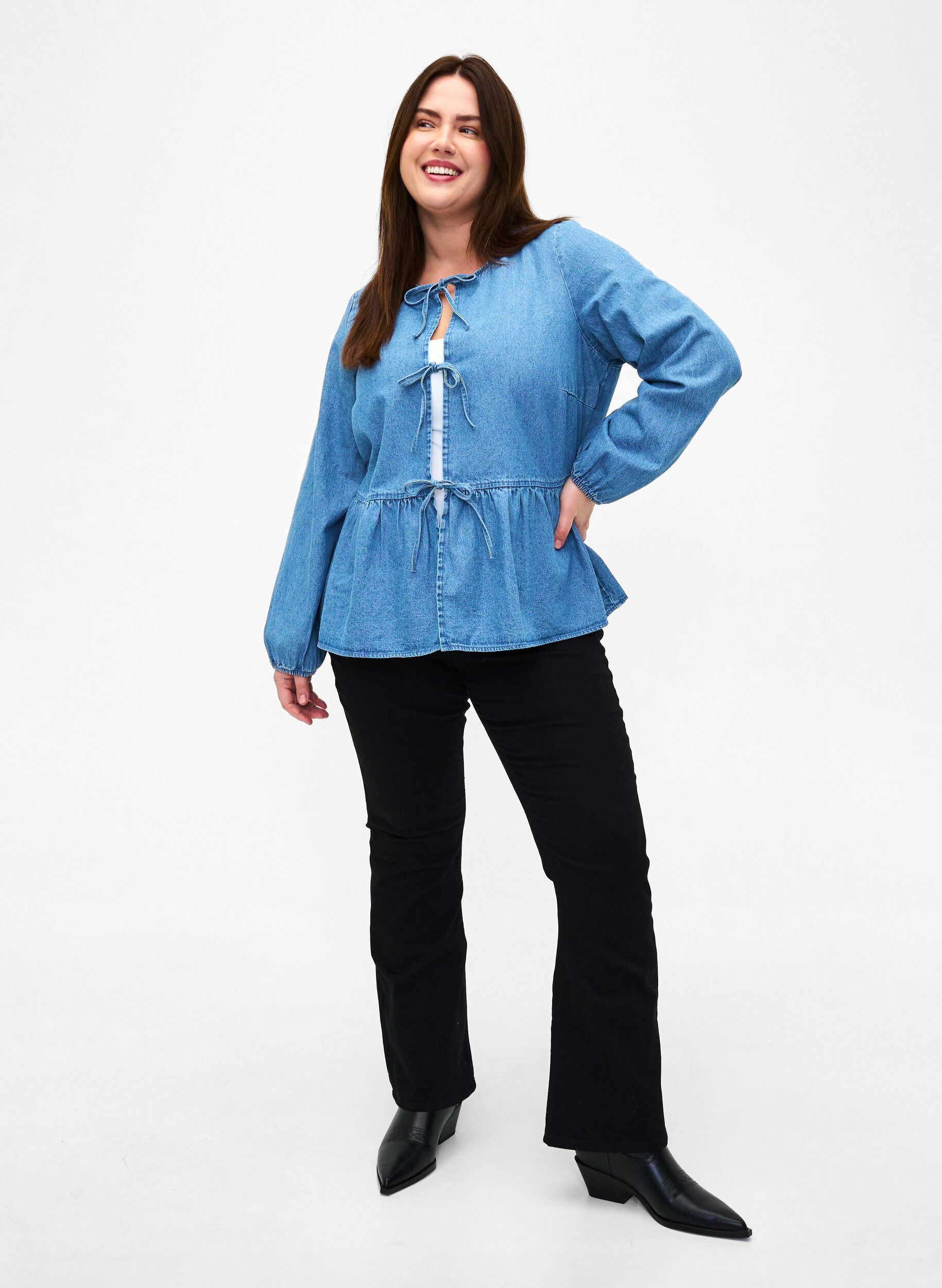 Zizzi Peplum bluse i denim med bindelukning, Light Blue Denim, Model image number 2