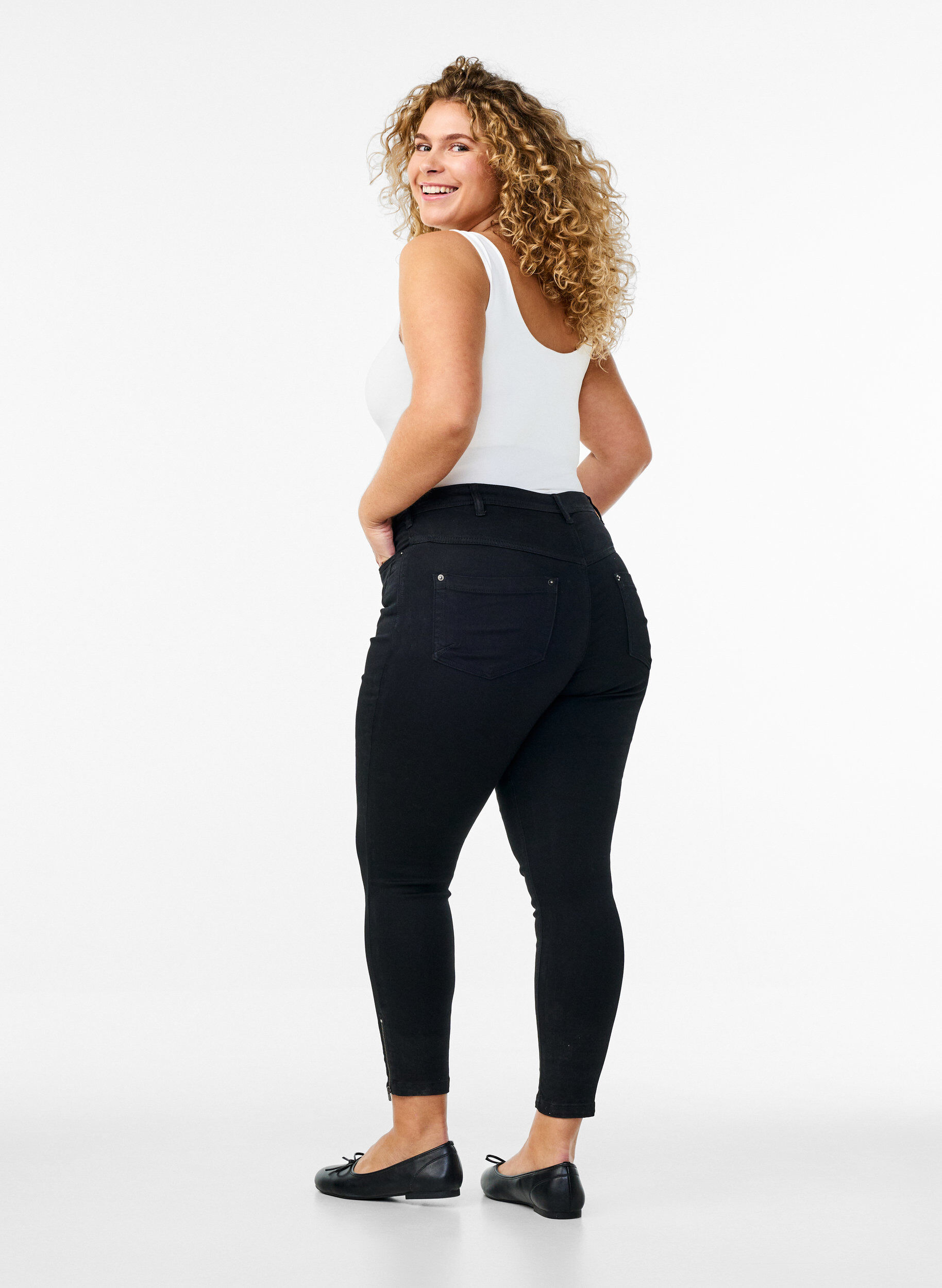 ZizziCropped Amy jeans med lynl&aring;sdetalje, Sort, Model image number 1