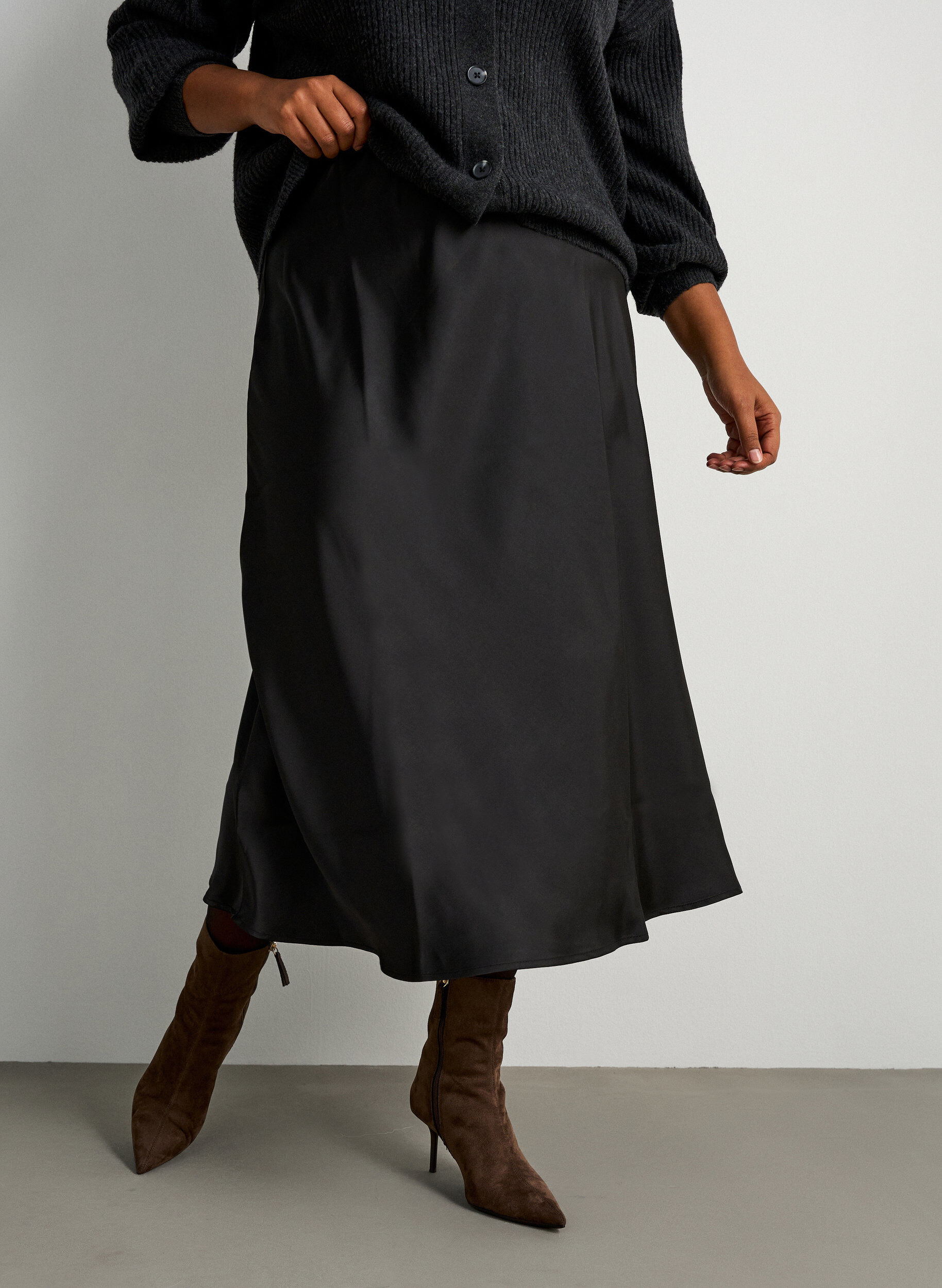 ZizziSatin midi-nederdel, Sort, Model image number 3