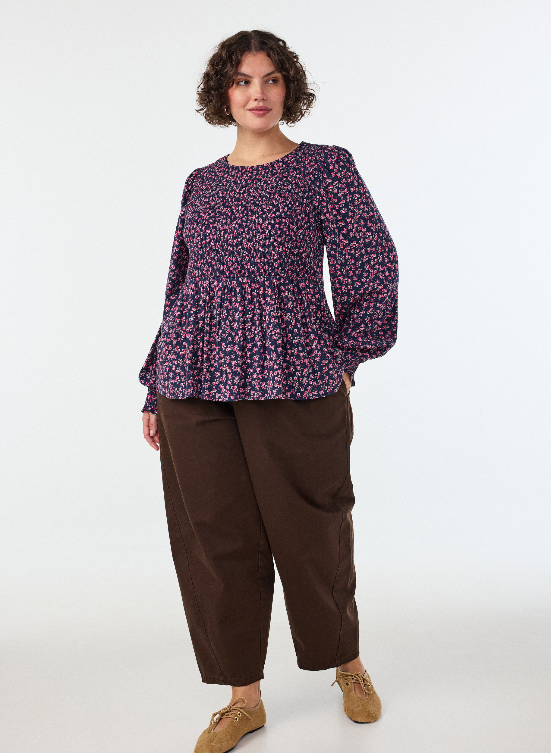 Bluse med smockoverdel og blomsterprint, Bl&aring;, Model