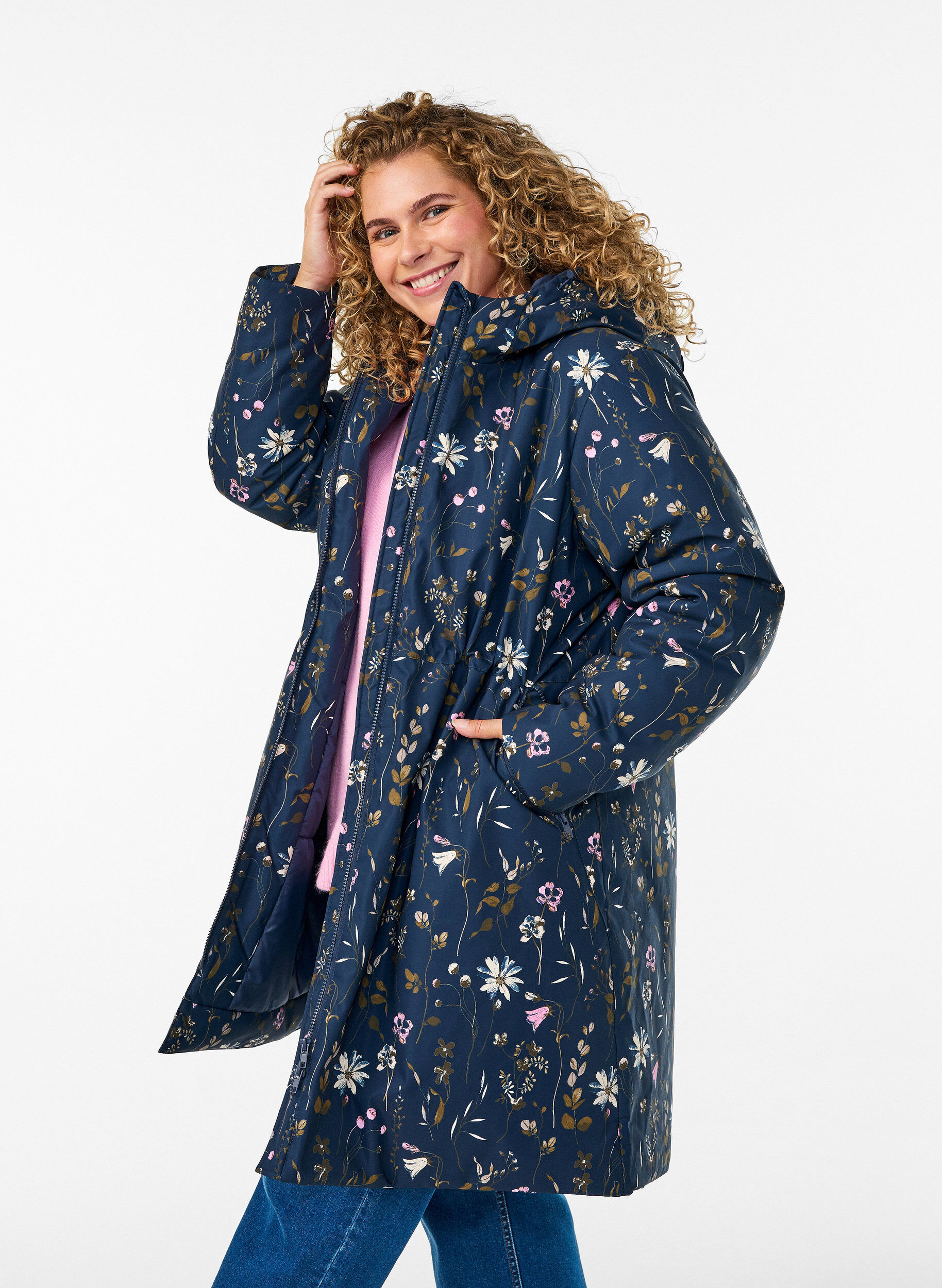 ZizziVatteret vinterjakke med blomsterprint, Bl&aring;, Model image number 0