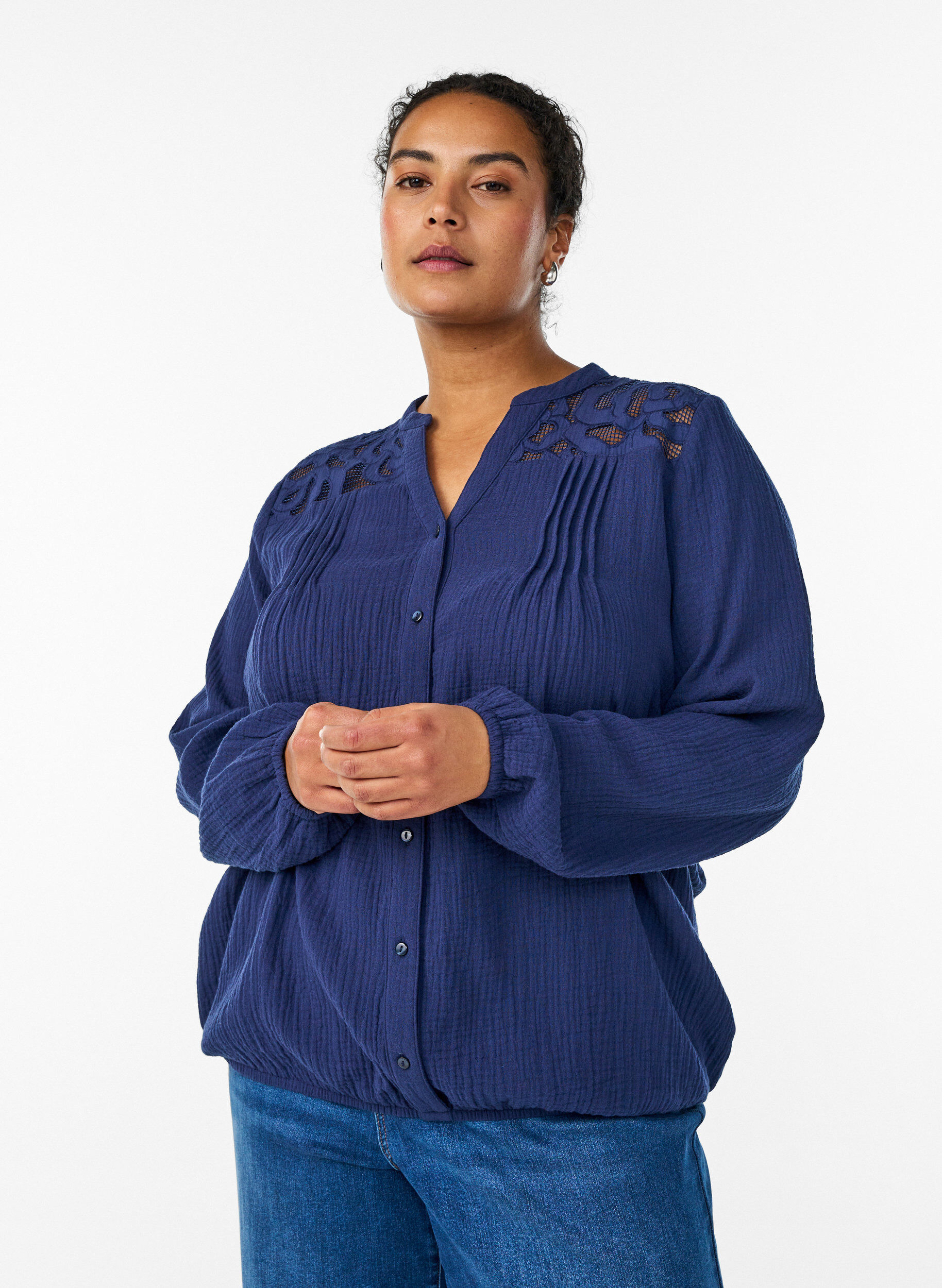 Bluse i bomuldsmusselin med broderede detaljer, Bl&aring;, Model