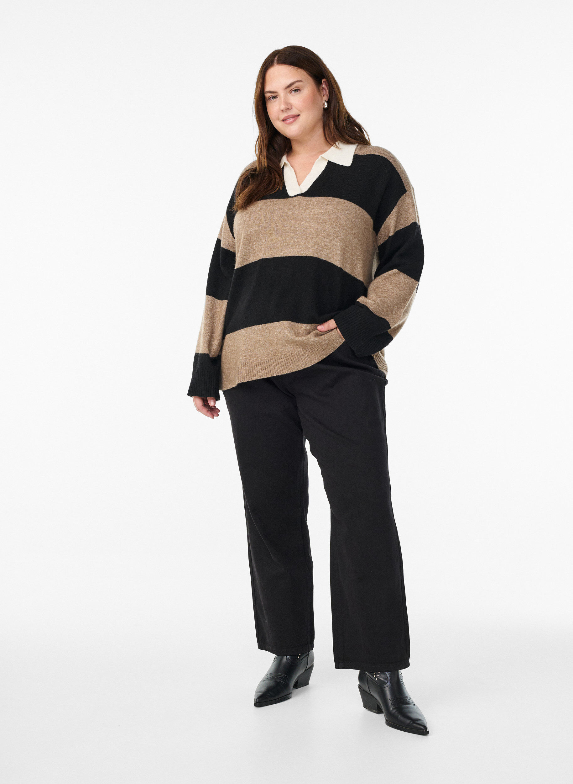 Zizzi Strikbluse med krave og V-udsk&aelig;ring, Sort, Model image number 1