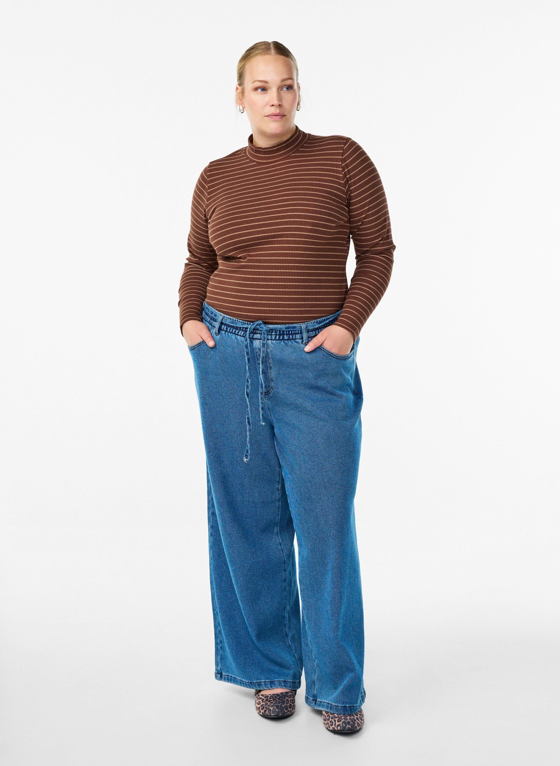 Zizzi Stribet jerseybluse i ribkvalitet med h&oslash;j hals, Brun, Model image number 1