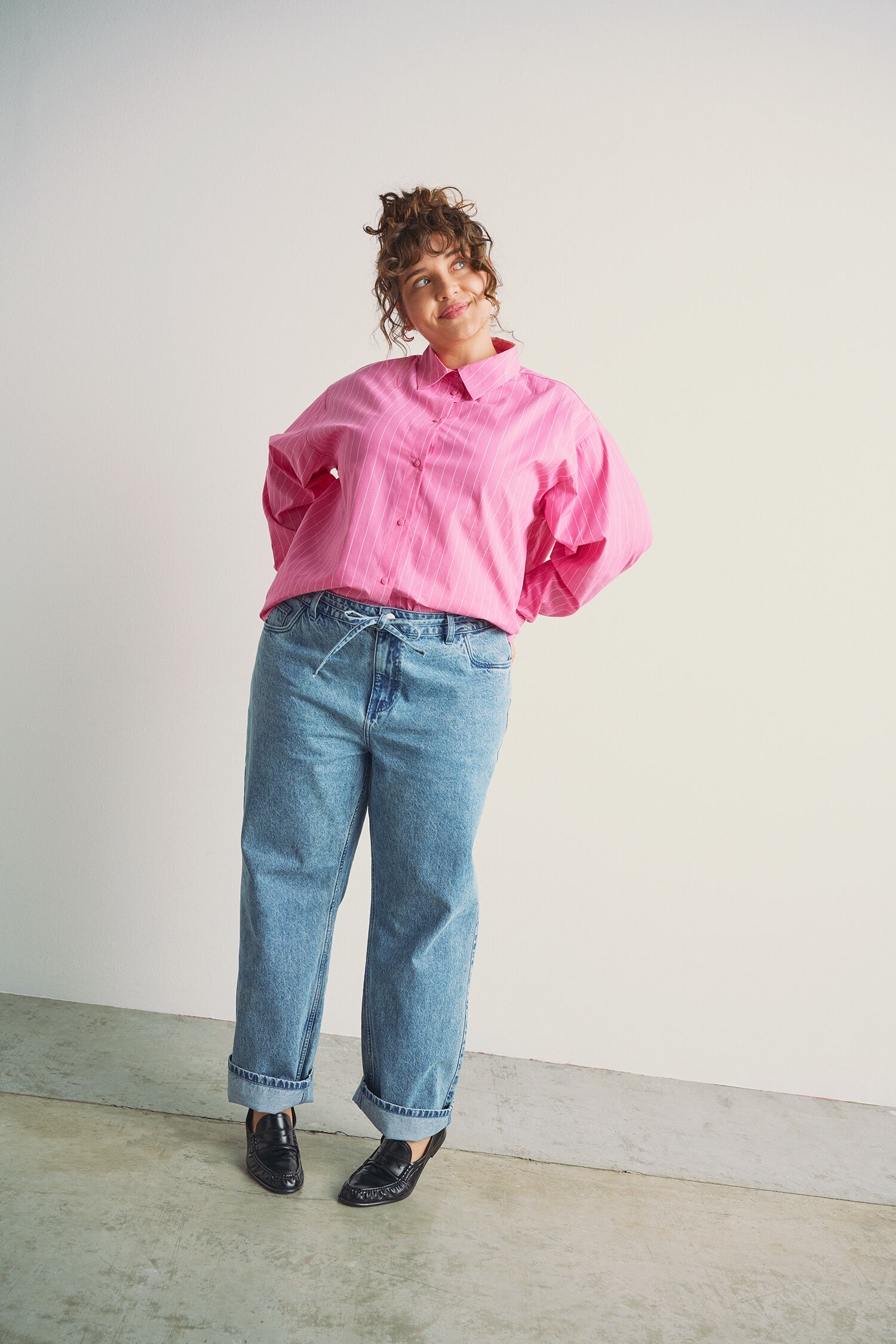 Skjorte med bindedetalje p&aring; ryggen, , Model