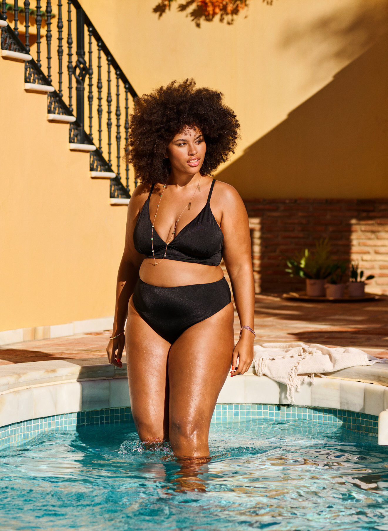 Zizzi Bikinitop med udtagelige puder og bindeb&aring;nd bagp&aring;, Sort, Image image number 0