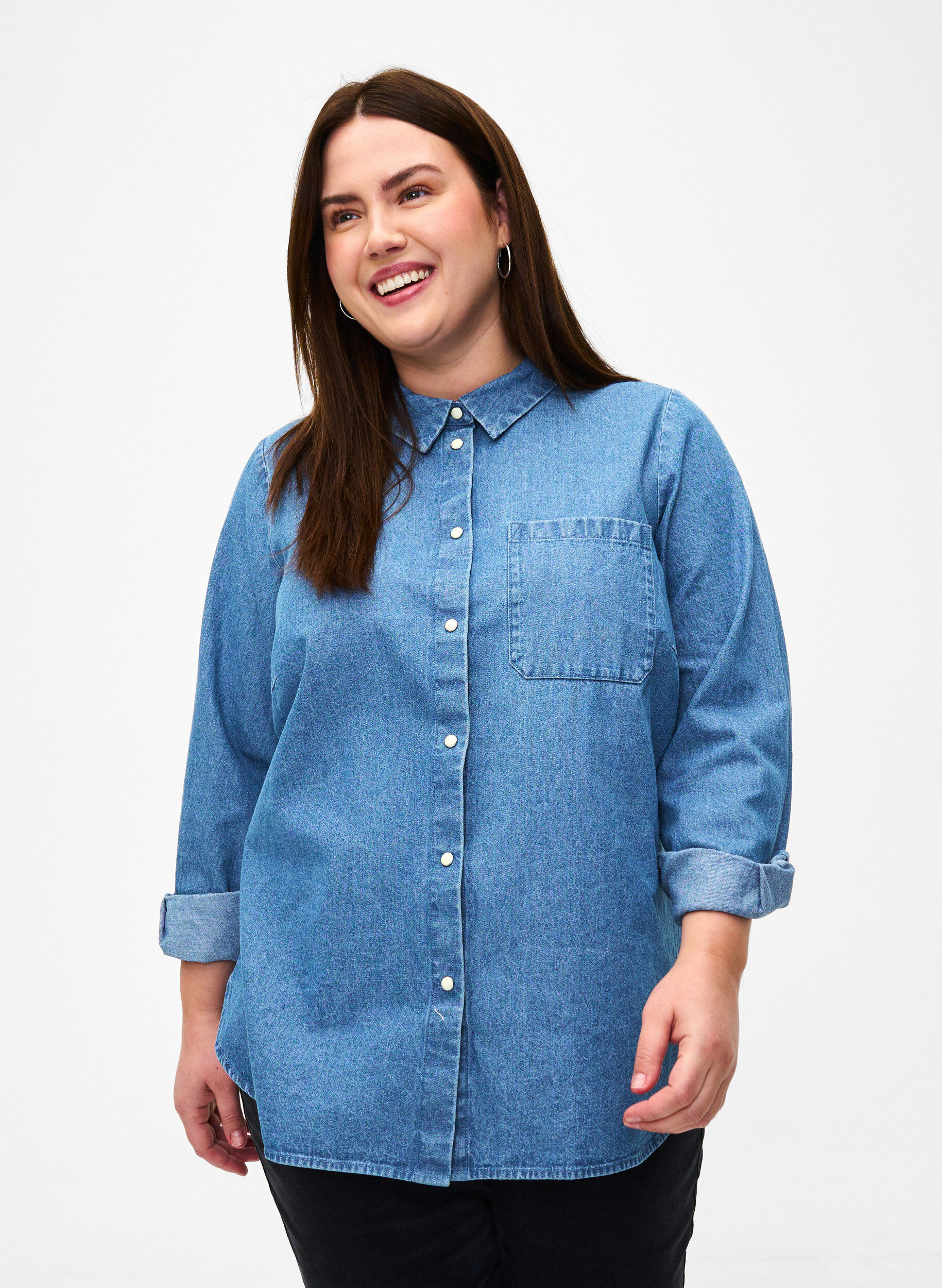 Zizzi Lang&aelig;rmet denimskjorte med brystlomme, Light Blue Denim, Model image number 0