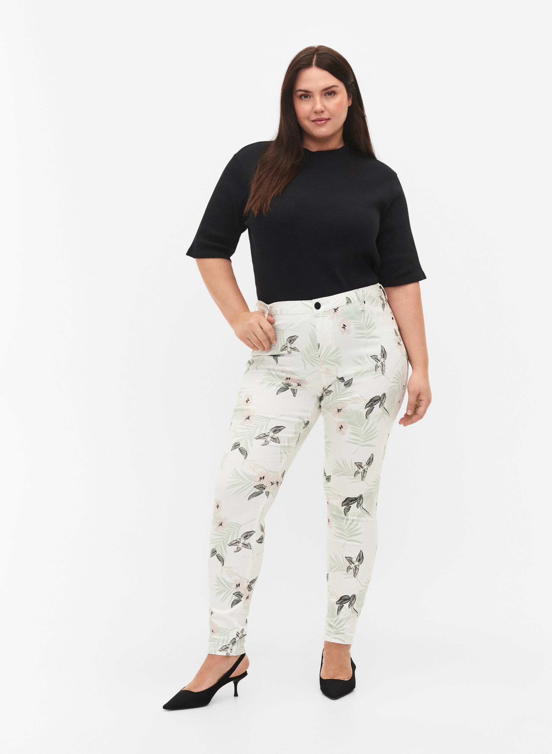 Zizzi H&oslash;jtaljede Amy jeans med blomsterprint, White Flower AOP L78, Model image number 0