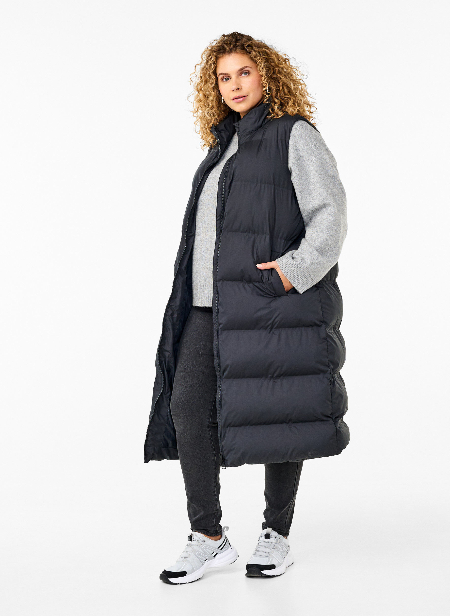 Lang vest med lommer og tovejs lynl&aring;s, Sort, Model