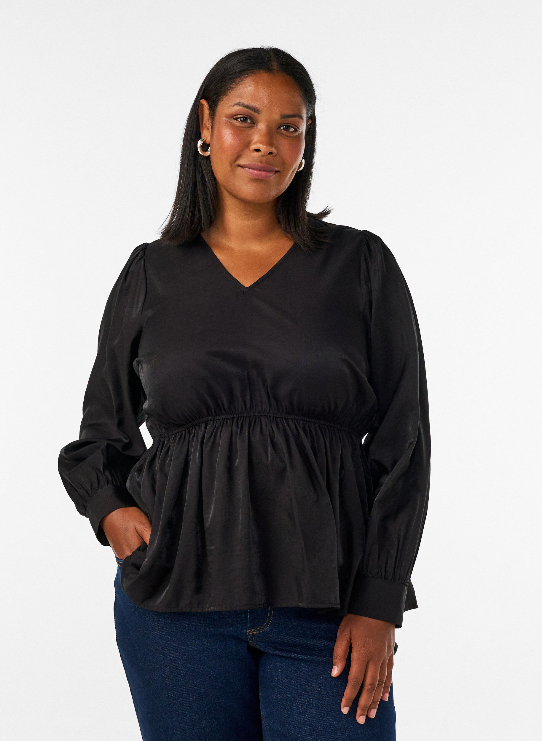 Glansfuld viskosebluse med peplum-effekt, Sort, Model