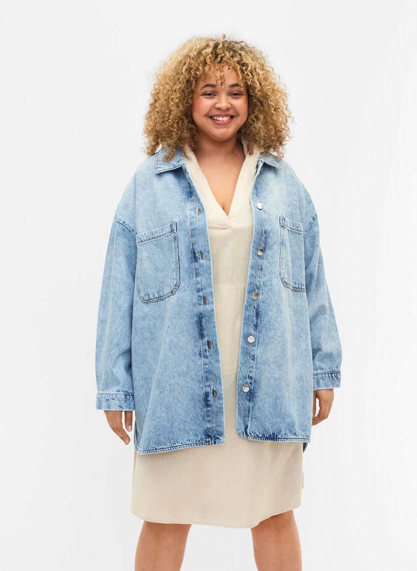 Løstsiddende denimjakke med knapper, Light blue denim, Model image number 0