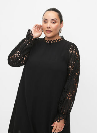 Viskosekjole med crochet ærmer, Black, Model image number 2