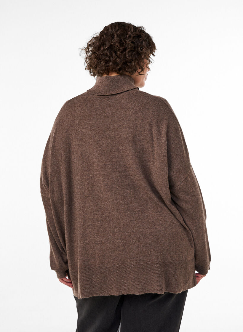 Strikbluse med rullekrave og l&oslash;s pasform, Brun, Model image number 2