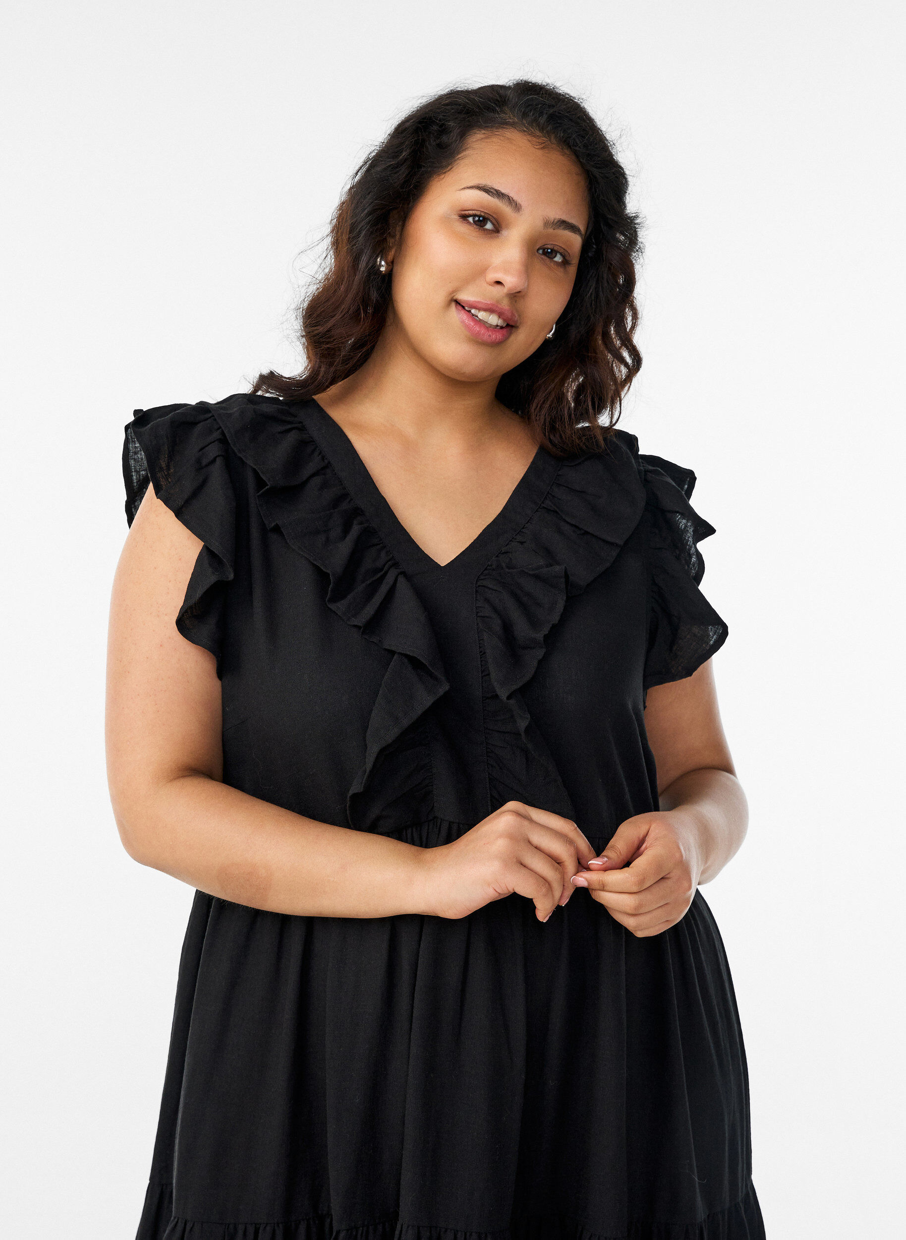 Zizzi &AElig;rmel&oslash;s midikjole i h&oslash;r og viskose med fl&aelig;ser, Sort, Model image number 2