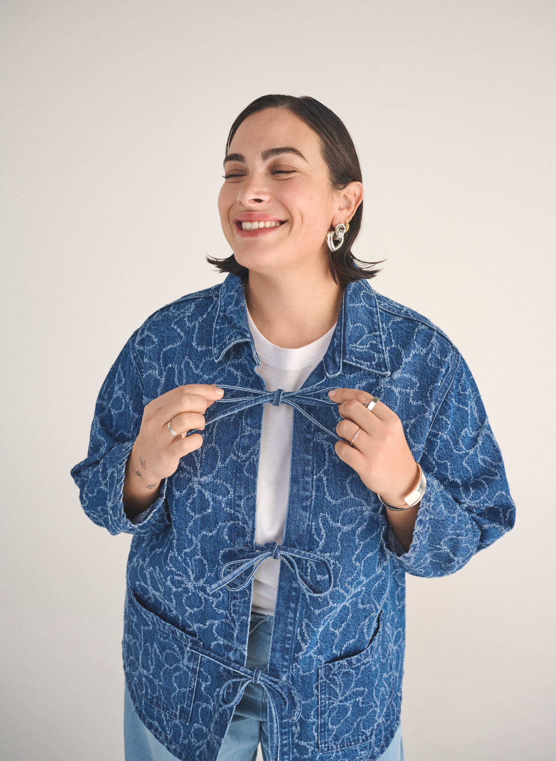 Zizzi Denimjakke med bindelukning og lommer, Blue Denim Destroy, Image image number 0