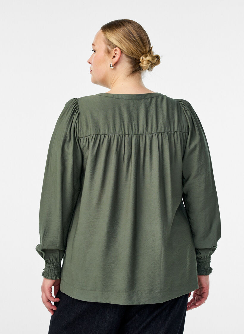 Viskosebluse med smock og rynkedetaljer, Grøn, Model image number 2