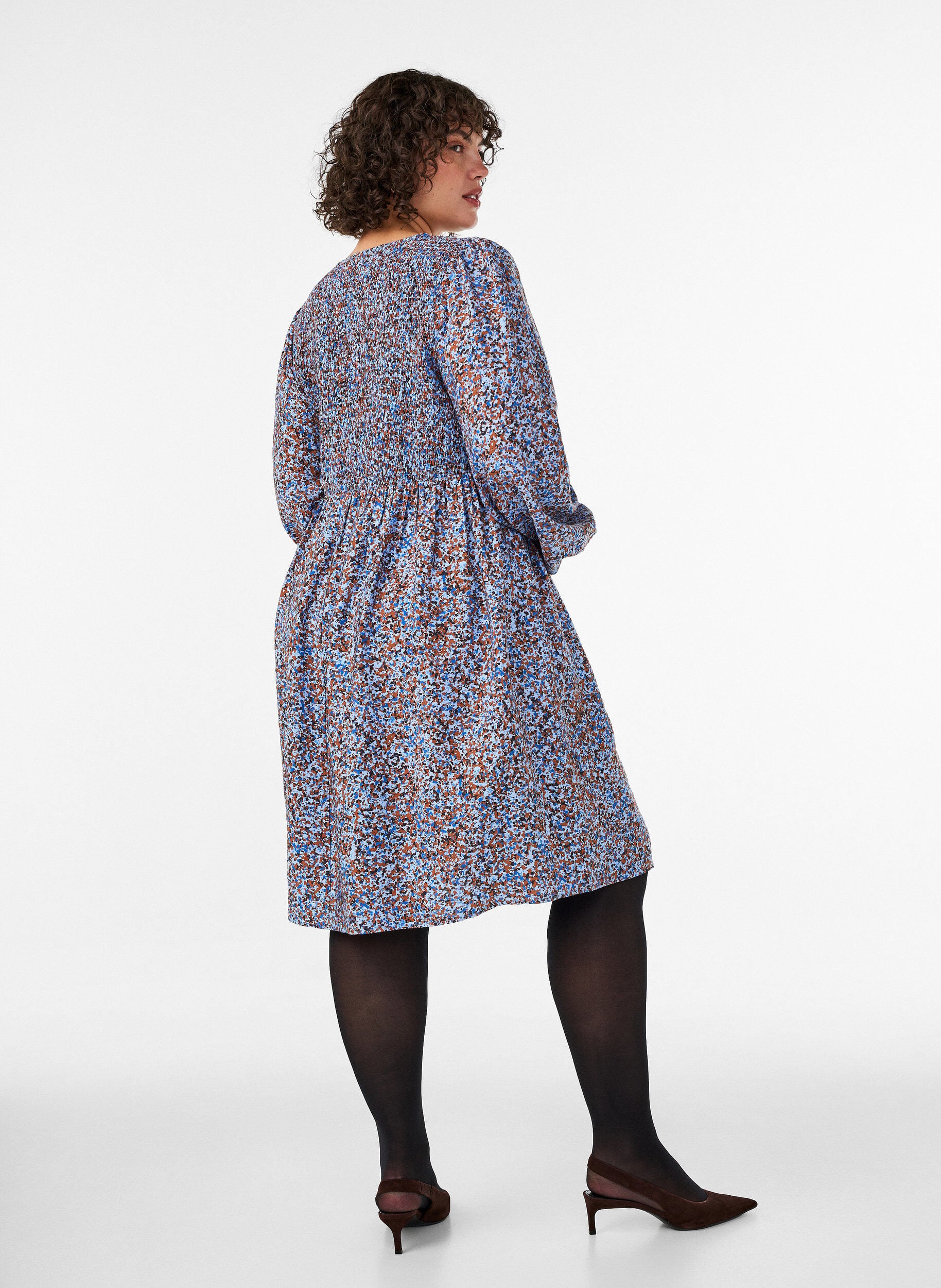 ZizziViskosekjole med smock og all-over m&oslash;nster, Bl&aring;, Model image number 2