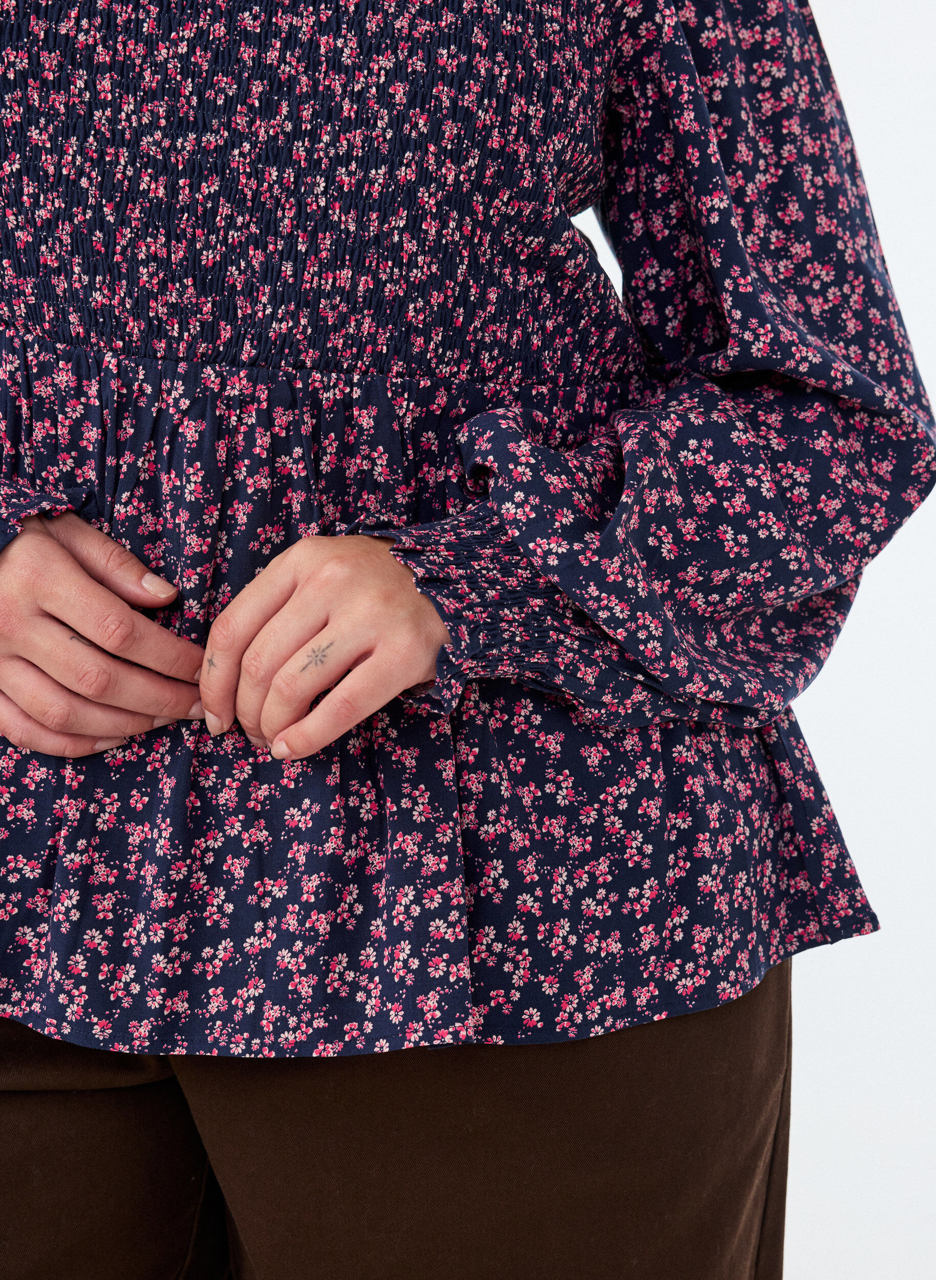 ZizziBluse med smockoverdel og blomsterprint, Bl&aring;, Model image number 3
