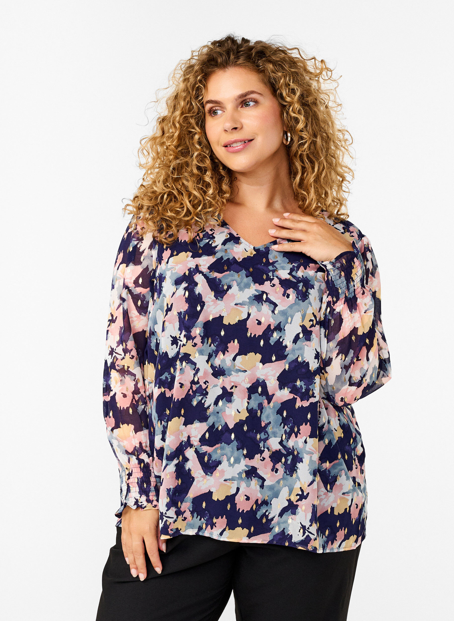 Zizzi Blomstret bluse med lange &aelig;rmer og v-hals, Night Sky AOP Flower, Model image number 0