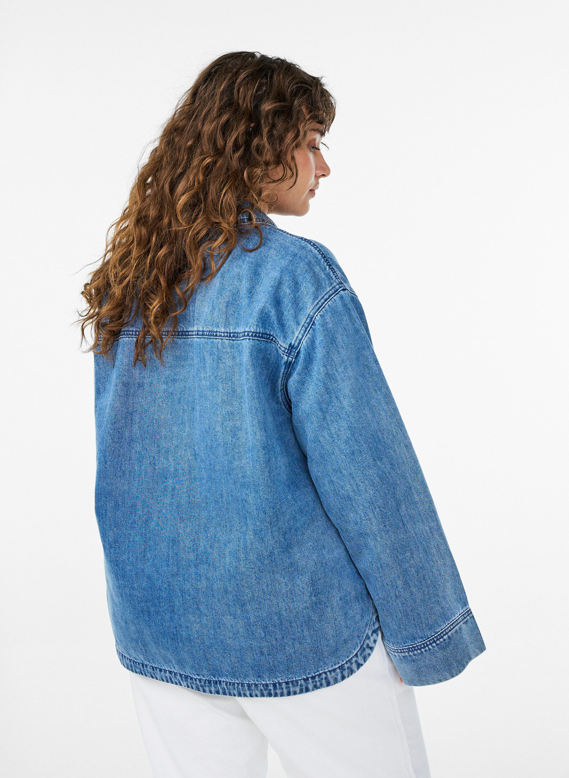 Zizzi L&oslash;s denimbluse med krave og V-udsk&aelig;ring, Bl&aring;, Model image number 2